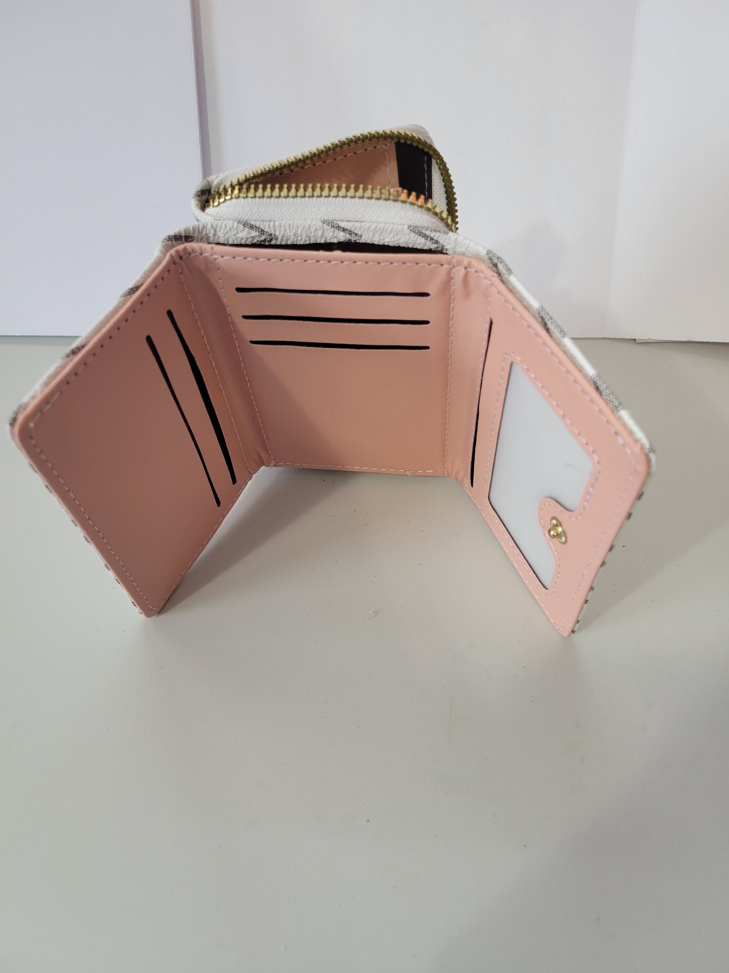 White M Trifold |Wallets